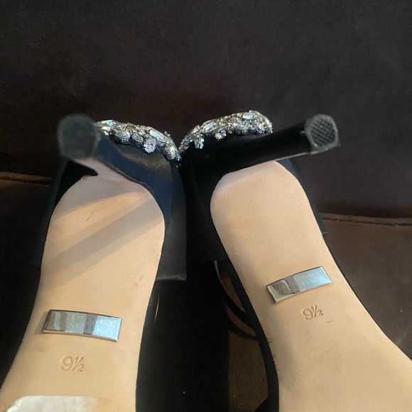 Used Badgley Mischka Black Stiletto Heels with Crystal Embellishment size 9.5 - Picture 5 of 13